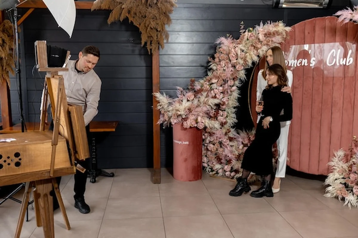 Mężczyzna i kobieta patrzą na wieniec