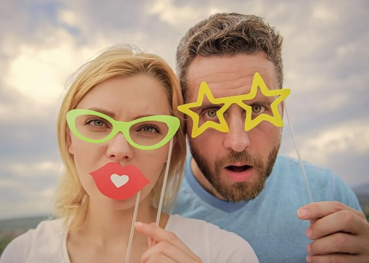 Mężczyzna i kobieta w kabinie fotograficznej