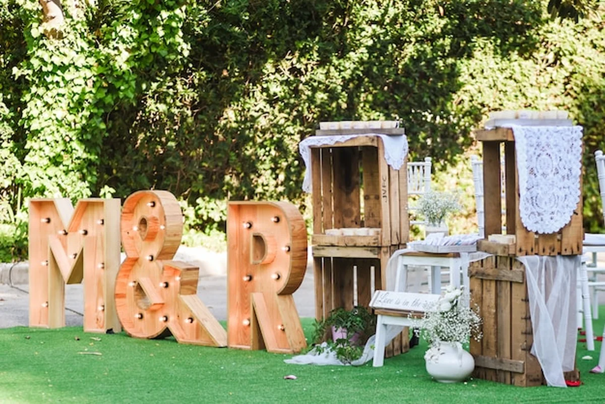 Rustykalna strefa fotografii plenerowej na ślubie