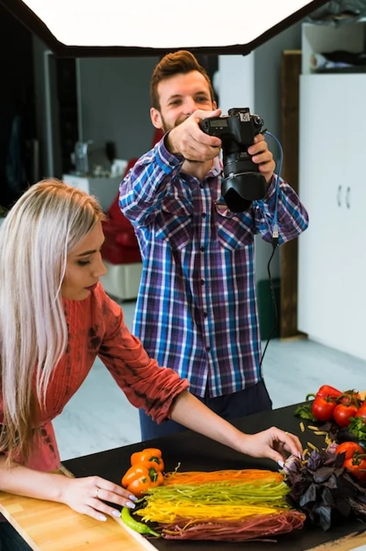 Fotografia kulinarna na stole pracy studyjnej