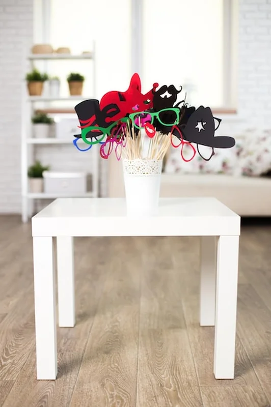 Zabawne rekwizyty do kabiny fotograficznej w uroczym salonie