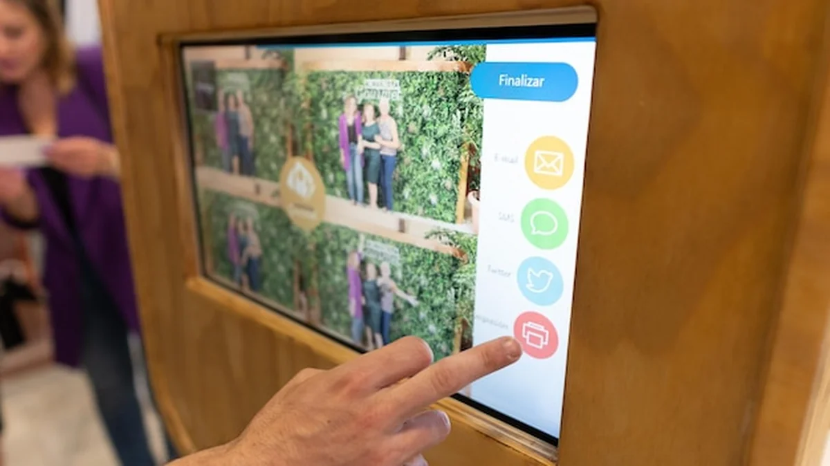 Fotobudka do zdjęć w kształcie domku na imprezie