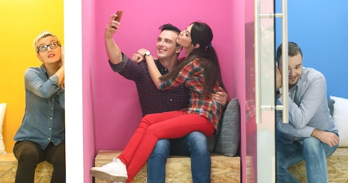 Grupa ludzi korzystająca z technologii w kolorowym środowisku startowym