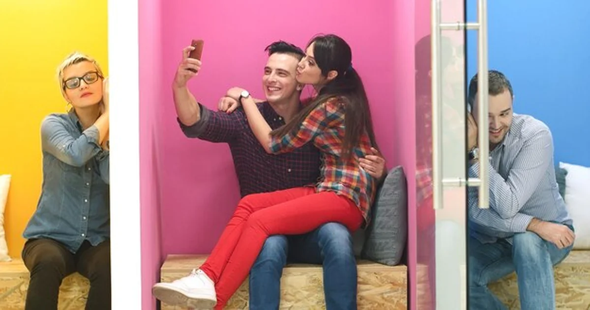 Grupa ludzi bawiących się w kolorowym środowisku startowym