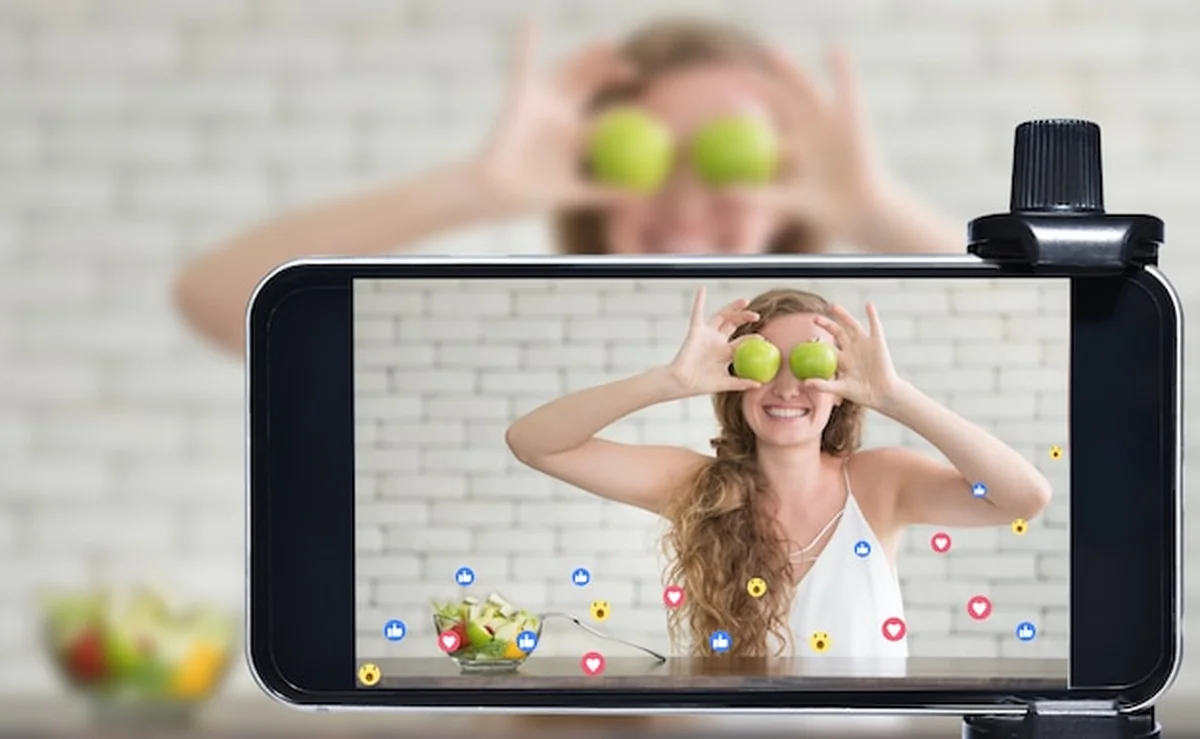 Młoda blogerka i vloggerka transmituje program kulinarny na smartfonie